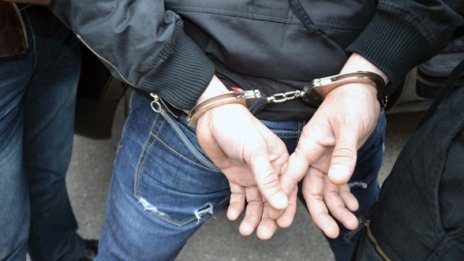 Пиян заплашва децата си, чупи глезен на полицай