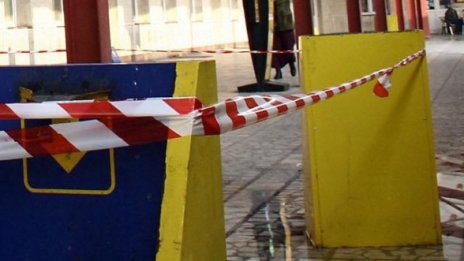 Срути се козирка на столичен магазин