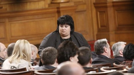 Младите трябва да уважават историята, съветва Фидосова