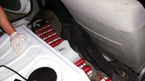 Хванаха цигари под изолацията на автомобил