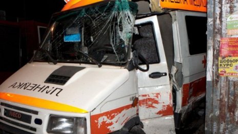 Ранените от катастрофиралата линейка още са с опасност за живота