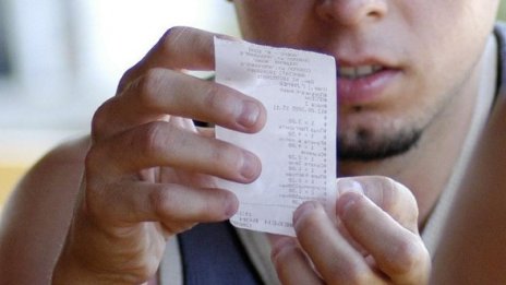 Данъчни ще проверяват след работно време