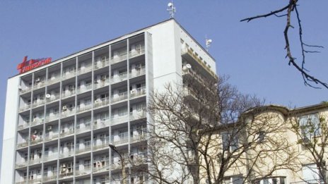 Майка и 9-годишното й дете пострадоха след удар на багер в колата им