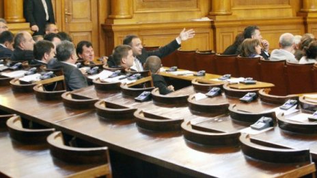 Депутатите чисти. Работят ударно допълнително!