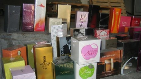Хванаха 434 парфюма, натъпкани в памперси
