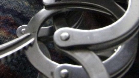 19-годишен псува полицаи, арестуват го