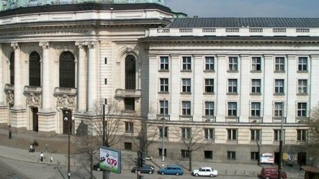 Шофьор помете с кола стълб пред Софийския университет