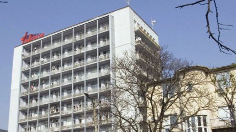 Паднал от 2 м мъж е приет в "Пирогов"