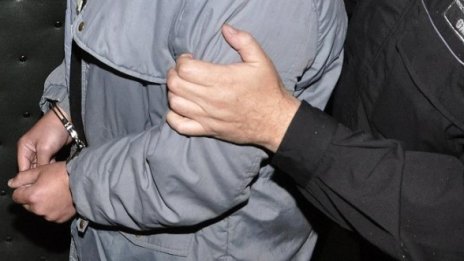 Задържаха съсед на магистрата за стрелбата по колата му