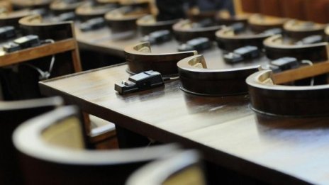 Месец отдих за отрудения български депутат