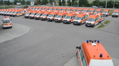 Нагли крадци изтърбушиха четири линейки в Бургас
