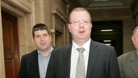 3 пъти на ден: Ало, ало между боса на НАП и Дянков