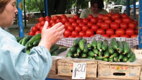 Търговци плашат данъчни на Женския пазар