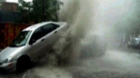 Шахта се превърна в гейзер, повдигна кола