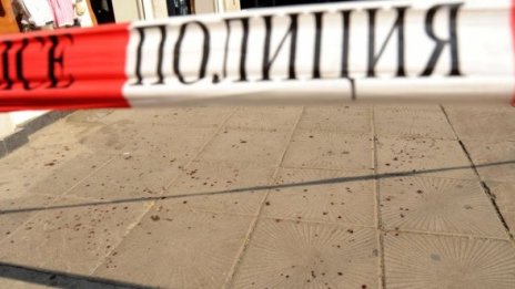 Бабаити нахлуха и гърмяха в две къщи в Сеново