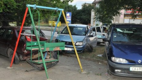 Фиат влетя на детска площадка в "Надежда"