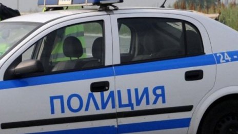 Луд екшън: Пиян насилва момиче, хора го целят с камъни
