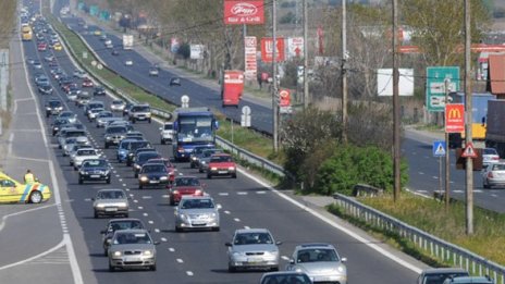 Засилен трафик по основните пътища в страната