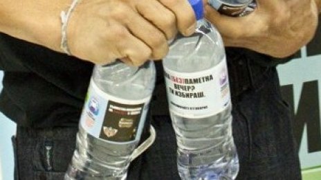 Варненските деца на вода от чешмата в градините