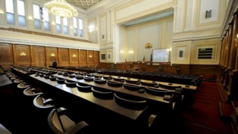 Червените – най-питащата група в парламента