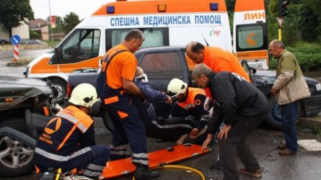 Мъж приклещен в кола след катастрофа в Разград