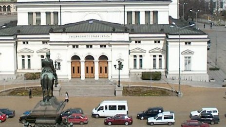 Кола с домати блокира парадния вход на парламента