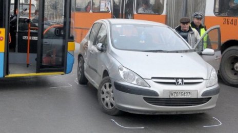 Един загинал, 24 ранени в катастрофи