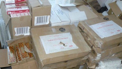 Спипаха цигари в микробус, шофьорът лъгал, че няма ключове