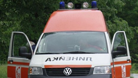 Пребит и саморанил се с нож лежат в Пирогов