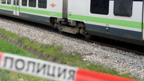 Двама души бяха бутнати от влак в един ден