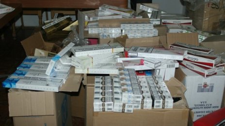 Откриха цигари за 40 бона в яма в селски обор