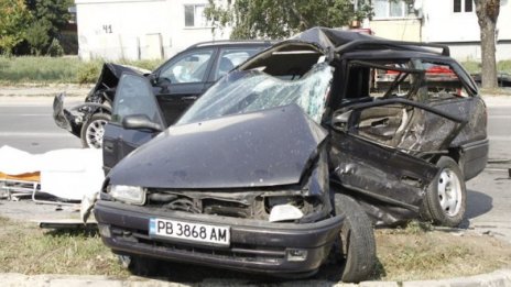 Мъж и жена загинаха при тежка катастрофа на бул. "Рожен"