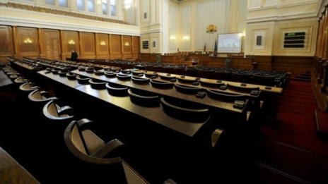 Депутати кръшкат от НС – партиите го отнасят
