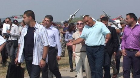 Нови самолети, след като вдигнем доходите и оправим пътищата!
