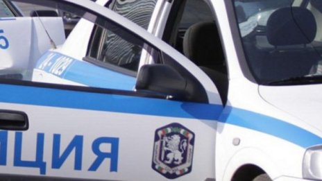 Стопанин намушка с нож крадец в дома си
