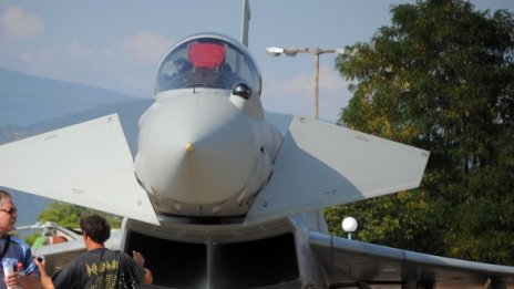 Делтапланерист разиграва военните на авиошоу