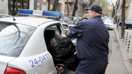 Закопчаха мъж, обирал жени докато му наливат чаша вода