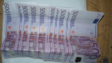 ?7000, скътани в списание, хванаха на Летище София