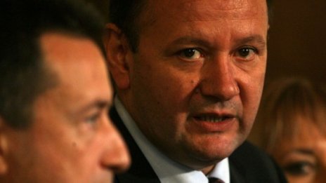 Глобиха Михаил Миков заради боядисване на пешеходна пътека