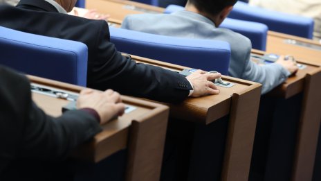 Депутатите обсъждат вота на недоверие, внесен от МЕЧ