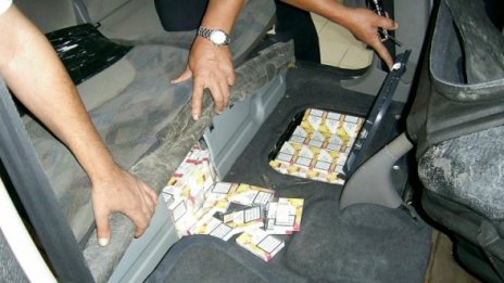 Спипаха 1400 кутии цигари в тайници на автомобил