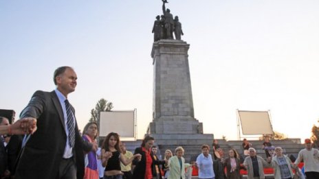 Кандидати за президент и кмет си попяха