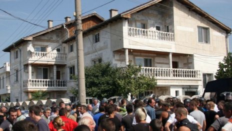 127 задържани след размириците в Катуница 