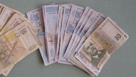 Жена хариза 16 бона на измамници 