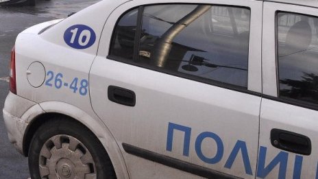 Кола помете пешеходец, шофьорът избяга