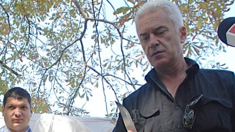 Волен нахлу в тв студио, изгони депутати 