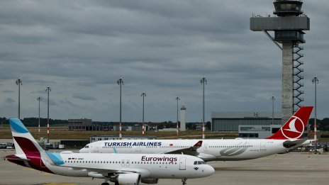 Самолет на Turkish Airlines кацна аварийно в Барселона заради бомбена заплаха