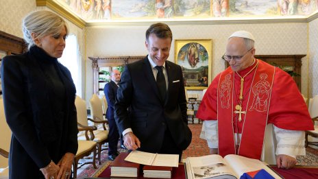 Френският президент Макрон и папа Лъв XIV проведоха първа среща във Ватикана СНИМКИ