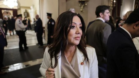 Министърка на Тръмп подаде оставка след твърдения за злоупотреби