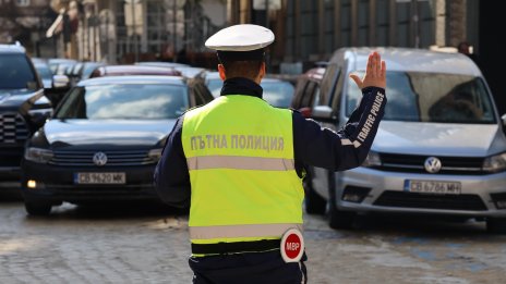 Полицаите продължават да изискват от шофьори "син талон"